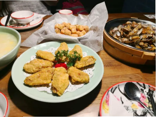 古老建筑里用当地海鲜慢炖，配上大蒜面包为何如此美味？